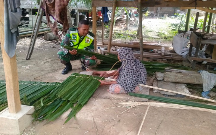 Babinsa saat Membantu Pengembangan Usaha Penrajin Pembuatan Atap Daun