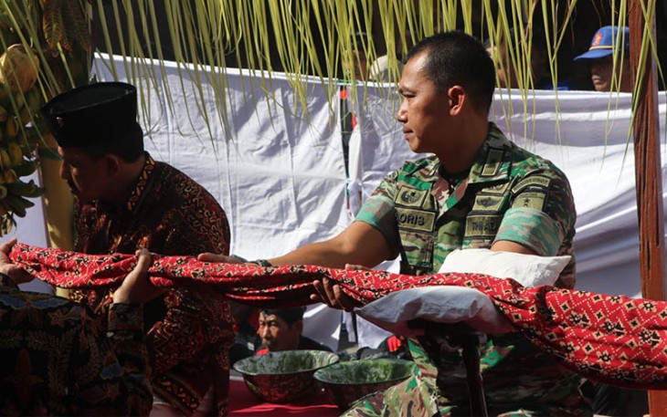 Dandim 0807/Tulungagung Letkol Czi Nooris Agus Rinanto S.I.P bersama Forkopimda Tulungagung saat mengikuti prosesi upacara adat jamasan atau pencucian pusaka Kanjeng Kiai Upas di Pendapa Kanjengan Kepatihan Kelurahan Kepatihan Kecamatan Tulungagung Kabupaten Tulungagung Jawa Timur, Jumat (28/07/2023).