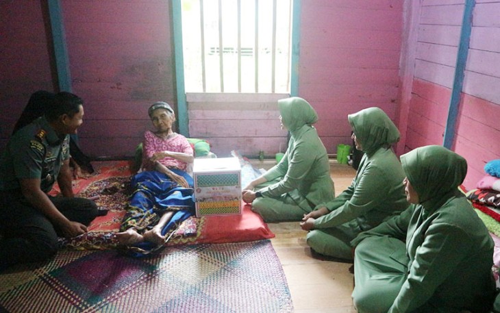Kodim 1001/HSU-BLG saat Berbagi ke Warakawuri