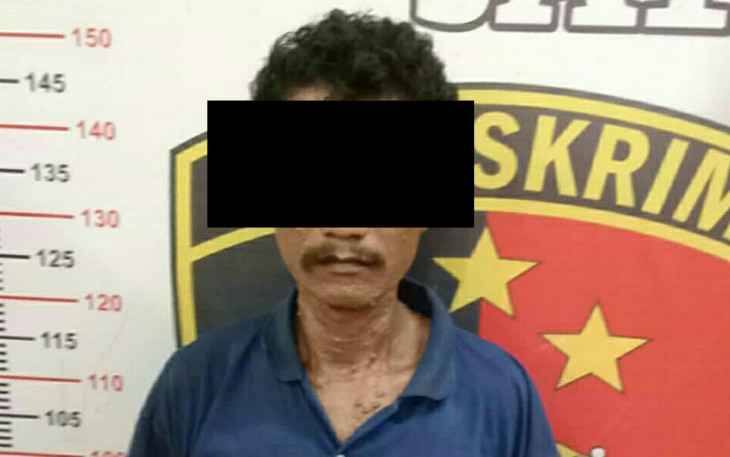 Tersangka (diborgol) saat diamankan