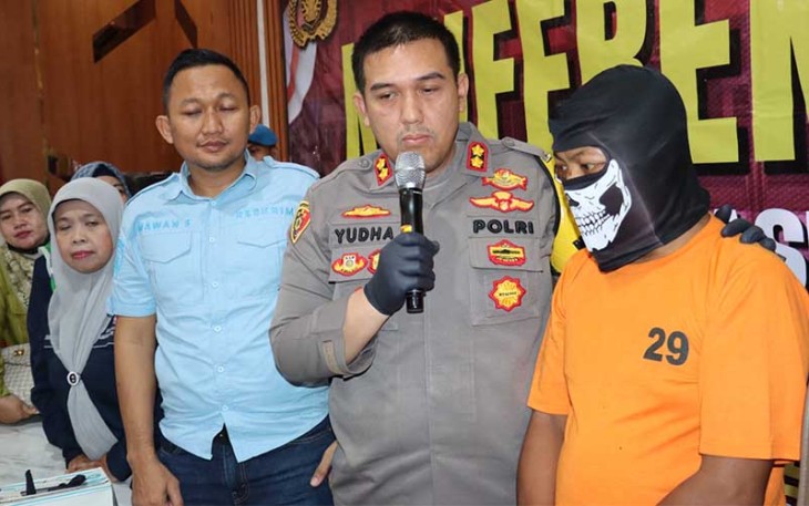 Kapolres Serang AKBP Yudha Satria, saat menggelar presscon di aula Mapolres Serang, Jum'at (28/4/2023). 