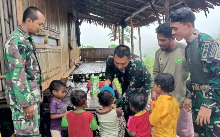 Satgas Yonarmed 1 Kostrad saat Ajak Minum Susu Bersama