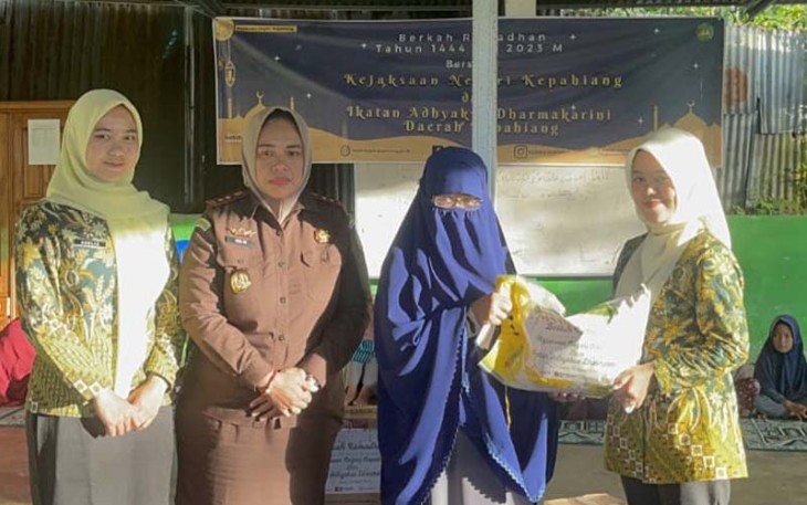 Kajari Kepahiang (dua dari kiri) saat Kunjungi Panti Asuhan Alkahfi di Desa Ujan Mas