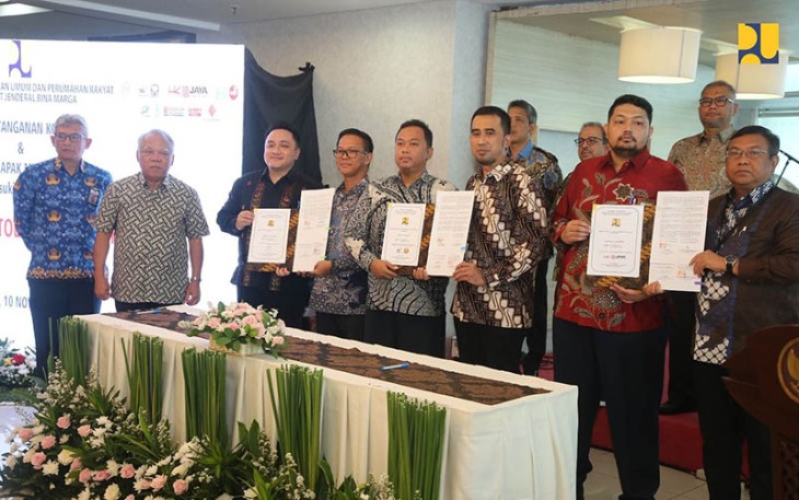 Penandatanganan kontrak dilakukan oleh PPK II Satker PJBH Provinsi Jawa Barat Erwin Herlambang Kuncoro Putra dan Senior Vice President PT PP Arzan untuk Paket 1, PPK IV Satker PJBH Provinsi Jawa Barat Tomy Anitianata dan perwakilan Waskita – Abipraya Joint Operation Fathur Rozaq untuk Paket 2, serta PPK III Satker PJBH Provinsi Jawa Barat Efran Kemala Hamonangan dan perwakilan Hutama Karya – Jaya Konstruksi Joint Operation Ari Asmoko. 