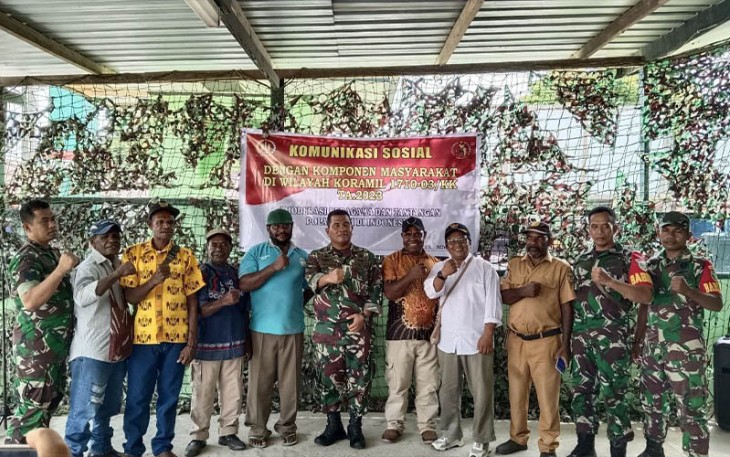 Komunikasi Sosial (Komsos) bersama Komponen Masyarakat (Kommas), di Makoramil Kuala Kencana, Distrik Kuala Kencana, Kab. Mimika, Rabu (22/11/2023).