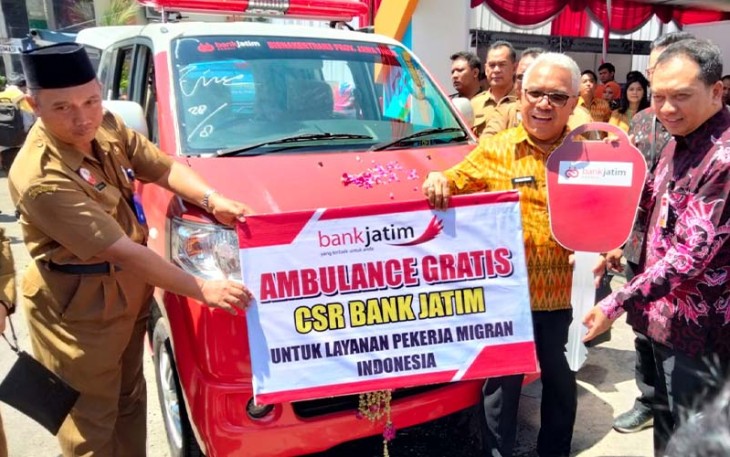 Bank Jatim saat Serahkan CSR Ambulans dan Fasilitasi Transaksi Keuangan di LN