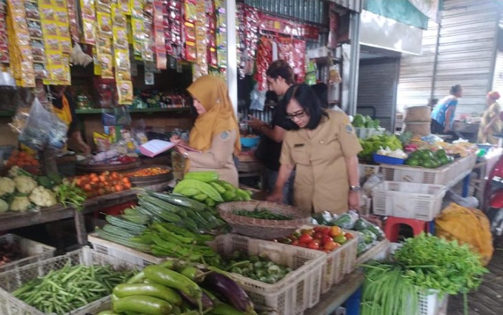 Disperindag Tulungagung saat Lakukan Monitoring dan Evaluasi Bahan Pokok Guna Kendalikan Inflasi