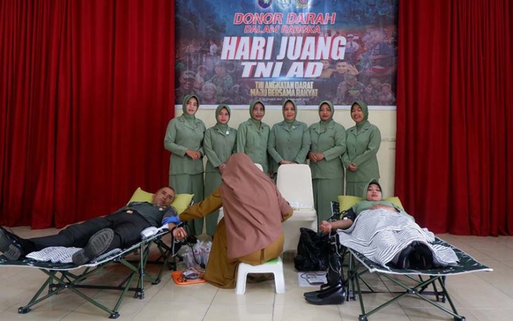 Bhakti Sosial Donor Darah dalam rangka Hari Juang TNI AD ke-78 Tahun 2023, bertempat di Aula Makorem 121/Abw, Jl. Pangeran Kuning, Sintang, Kalimantan Barat, Selasa (12/12/2023). 