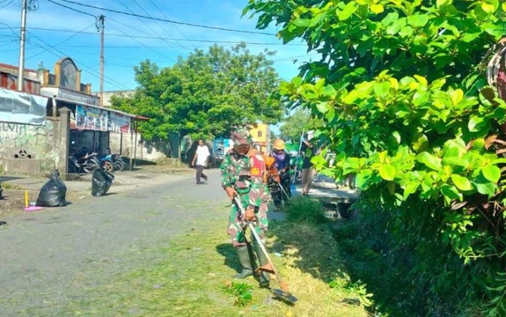 Babinsa Timika Bersama Warga saat Gotong Royong Bersihkan Jalan