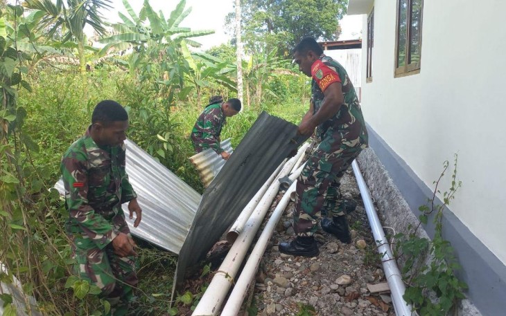 Babinsa Koramil 1710-02/Timika Bantu Warga Binaan Membuat Pagar yang Telah Roboh