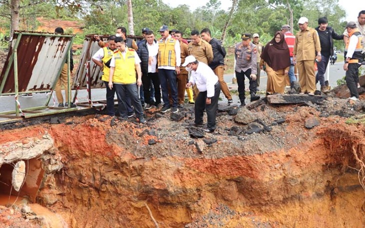 Sekda Bintan dan Kepala Balai PJN saat Tinjau Kerusakan Jalan Lintas Wacopek