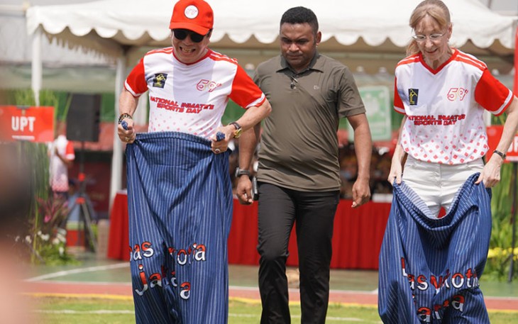 Menkumham dan Dubes saat bertanding balap karung.