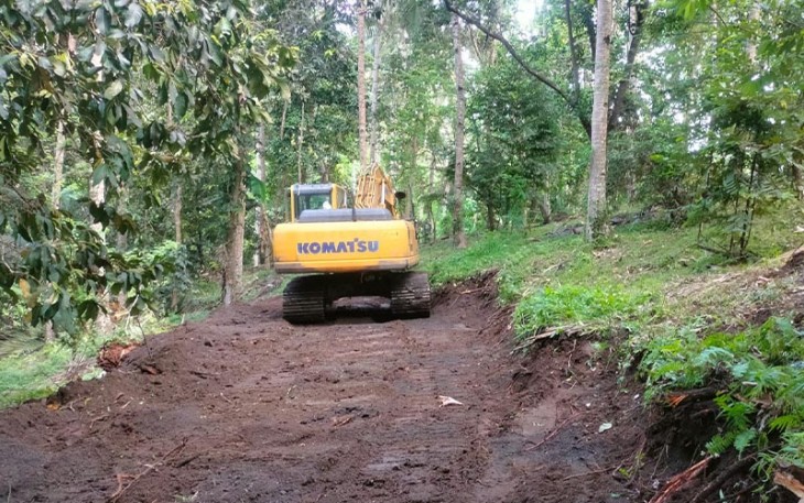 Alat berat yang di gunakan oleh satgas TMMD Ke-116 Kodim 1310/Bitung terus bergerak melakukan pembongkaran jalan