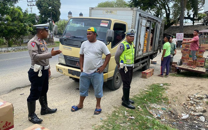 Petugas Satlantas Polres Aceh Timur saat Beri Teguran Kegiatan Bongkar Muat di Bahu Jalan