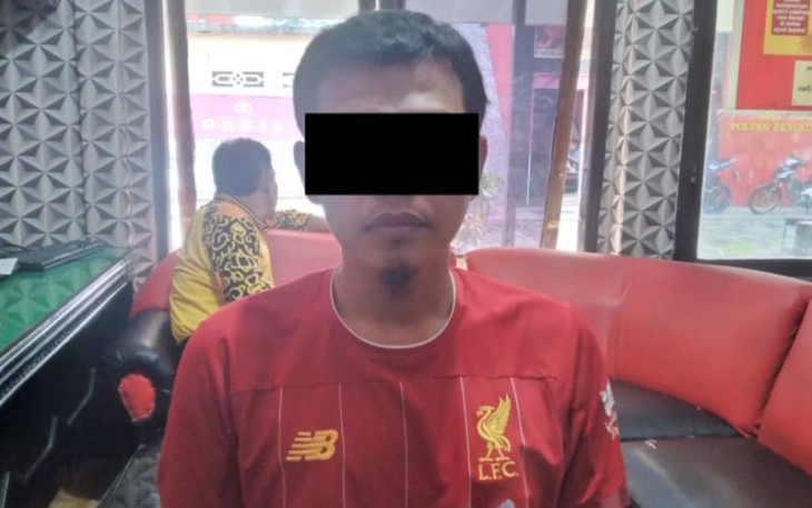 Terduga pelaku (diborgol) saat diamankan.