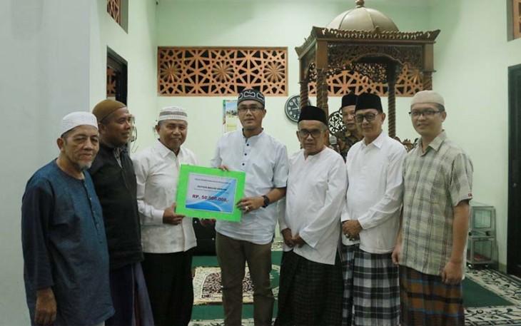Pj Wali Kota Payakumbuh, Rida Ananda menyerahkan dana hibah untuk Masjid Arafah Tj. Gadang Sungai Pinago, Senilai Rp50 juta.