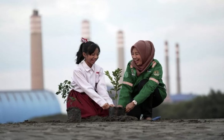 PLN bersama pelajar setempat saat melakukan penanaman pohon di sekitar Pembangkit Listrik Tenaga Uap (PLTU) Indramayu sebagai bentuk penerapan ESG dalam melestarikan lingkungan