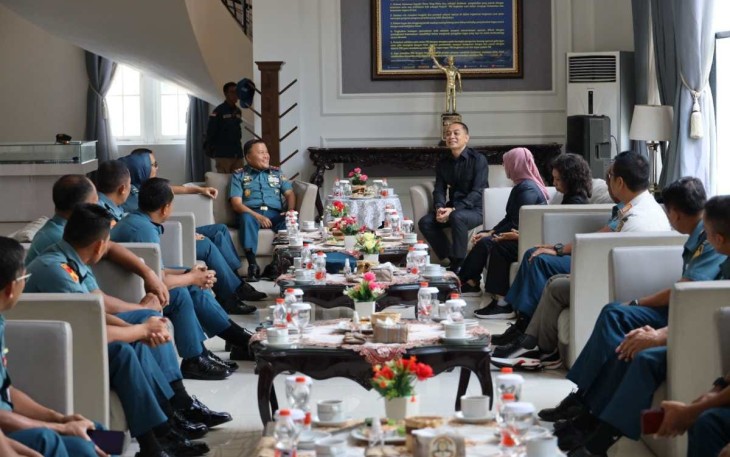 Walikota Surabaya saat berkunjung ke Akademi TNI AL