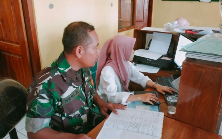 Babinsa Koramil 0803-05/Wungu, Sertu Heri Pirwanto bersama, Perangkat Desa Mojopurno, Kecamatan Wungu, Kabupaten Madiun, melakukan Validasi data warga penerima Bantuan Sembako