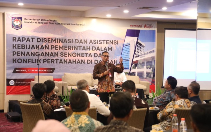 Plh. Dirjen Bina Adwil Kemendagri Amran dalam Rapat Diseminasi dan Asistensi Kebijakan Pemerintah dalam Penanganan Sengketa dan Konflik Pertanahan di Daerah yang berlangsung di Kota Malang, Jawa Timur, Rabu (28/2/2024).