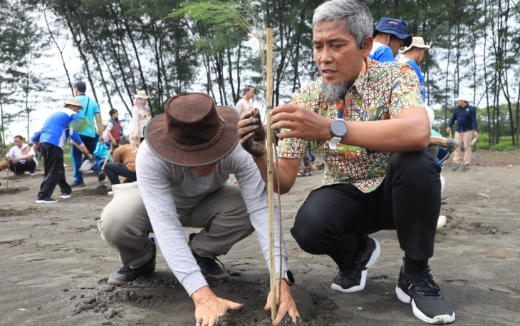 Sekretaris Daerah Provinsi Jateng, Sumarno, saat mengikuti kegiatan penanaman 1.100 batang pohon di Pantai Padaharja, Kecamatan Kramat, Kabupaten Tegal, Rabu (7/2/2024).