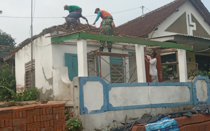 Babinsa Koramil 11/Geger saat Bantu Masyarakat Renovasi Mushola