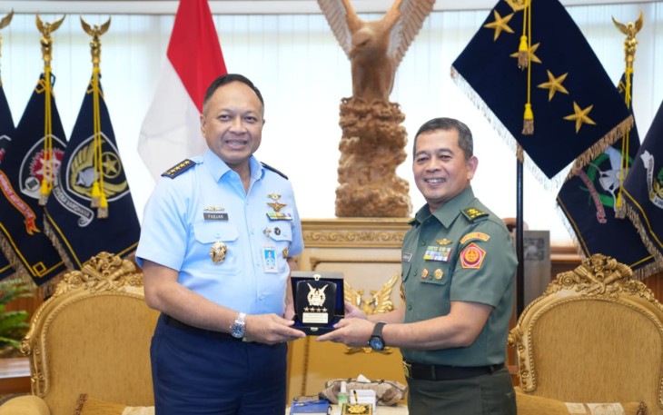 Kapuspen TNI Mayjen TNI Dr. Nugraha Gumilar, M.Sc., didampingi Wakapuspen TNI Brigjen TNI Teguh Pudji Rahardjo, Kolonel Inf I Ketut Murda, dan Kolonel Laut (KH) Bayu Kurnianto, S. Kom., M.T.I., CHRMP., melakukan Kunker (kunjungan kerja) kepada Kepala Staf Angkatan Udara (Kasau) Marsekal TNI Fadjar Prasetyo, S.E., M.P.P., CSFA., di ruang kerja Kasau, Mabes TNI Angkatan Udara, Cilangkap, Jakarta Timur, Selasa (09/01/2024)