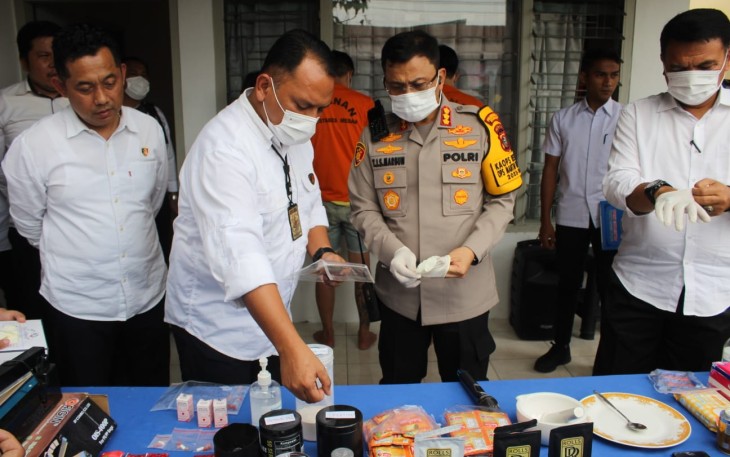 Sat Narkoba Polrestabes Medan membongkar peredaran narkoba dengan modus dalam kemasan di salah satu rumah Jalan Rakyat, Kec Medan Perjuangan, Jumat (12/1/2024)