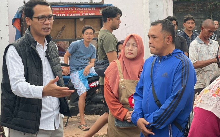 Bakal calon (balon) Bupati Bogor, Ade Wardhana Adinata meninjau langsung titik relokasi pelaku UMKM di Kecamatan Ciseeng, Kabupaten Bogor. foto: istimewa.
