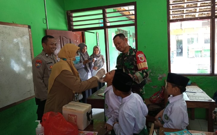 Babinsa Koramil 14/Dagangan saat Dampingi Kegiatan Vaksin Polio