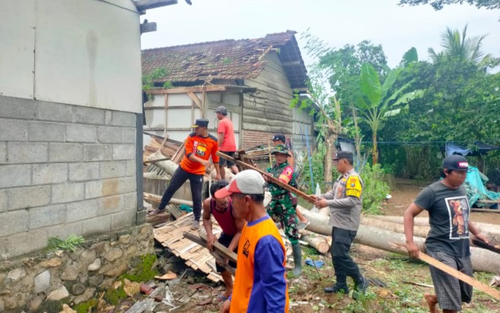 Kisah Inspiratif Gotong Royong Atasi Bencana Pohon Tumbang di Trenggalek