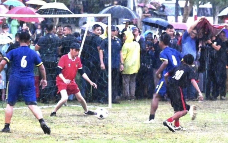 Presiden Jokowi (penjaga gawang) saat Main Bola Bareng Warga Sleman