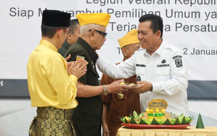 Gubernur Kepulauan Riau (Kepri) H. Ansar Ahmad menghadiri peringatan Hari Ulang Tahun (HUT) ke-67 Legiun Veteran Republik Indonesia (LVRI) di Markas Daerah Dewan Pimpinan Daerah (DPD) LVRI Provinsi Kepri di Tanjungpinang, Kamis (4/1)
