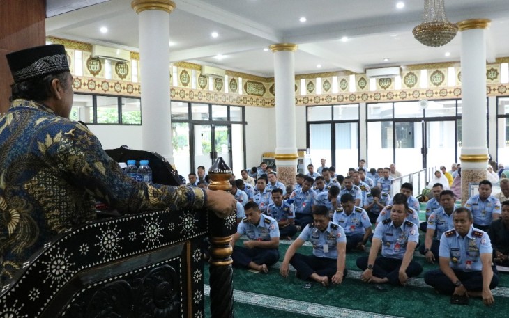 oops Udara I menggelar peringatan Isra Mikraj Nabi Muhammad SAW 1445 Hijriah/2024 Masehi. Dalam kegiatan tersebut dihadiri langsung oleh Pangkoops Udara I Marsda TNI Mohammad Nurdin, Ketua PIA Ardhya Garini Daerah I Koops Udara I Ny. Erin Nurdin beserta pengurus serta Kas Koops Udara I, Ir Koops Udara I, Para Pejabat Utama dan umat muslimin Makoops Udara I. Bertempat di Mesjid Darussalam Makoops Udara I, Rabu (21-2-2024)