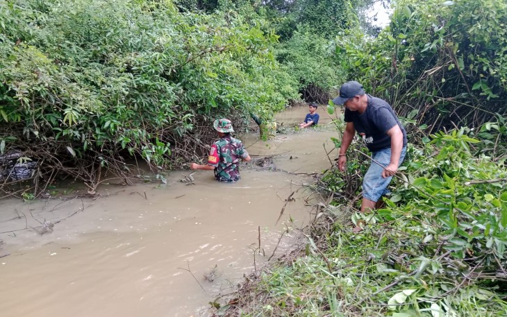 Babinsa Kodim 1002/HST Bersama Warga Mandingin dan Kias Bersihkan Aliran Sungai