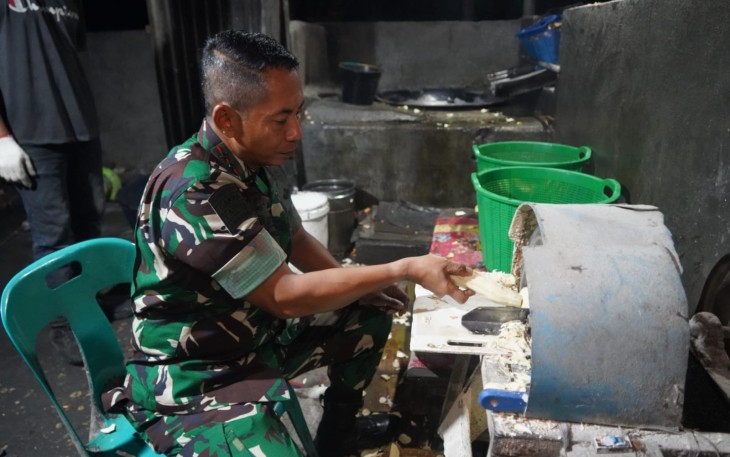 Pangdam IM Mayor Jenderal TNI Novi Helmy Prasetya, S.I.P, M.I.P, saat mencoba proses produksi keripik singkong di Ds. Sukadamai, Kec. Lembah Seulawah, Kab. Aceh Besar, Minggu (18/02/24).