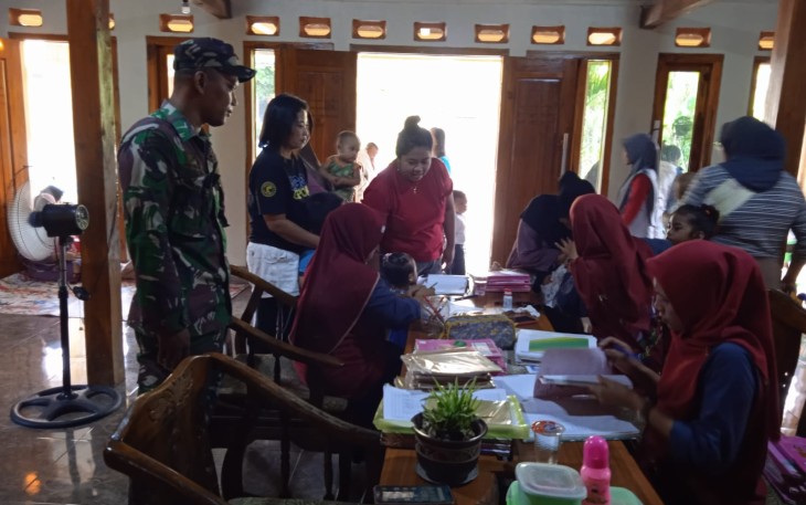 Babinsa Koramil 13/Kedungggalar saat Dampingi Pemberian Pin Imunisasi Polio
