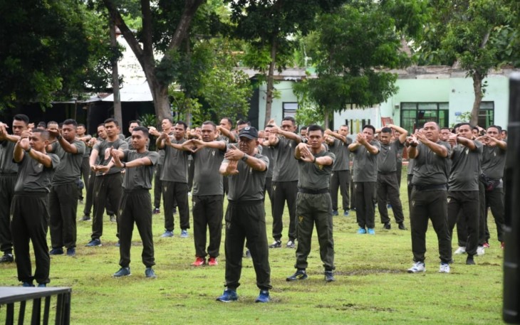 Danrem saat melakukan olahraga bersama ratusan prajurit dan ASN di jajarannya, bertempat di Lapangan Mojorejo, Kota Madiun, Jumat (19/1/2024).