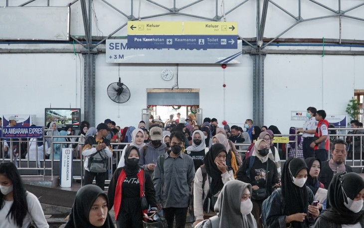 Situasi penumpang kereta api di stasiun Poncol Semarang saat masa angkutan Nataru 2023/2024