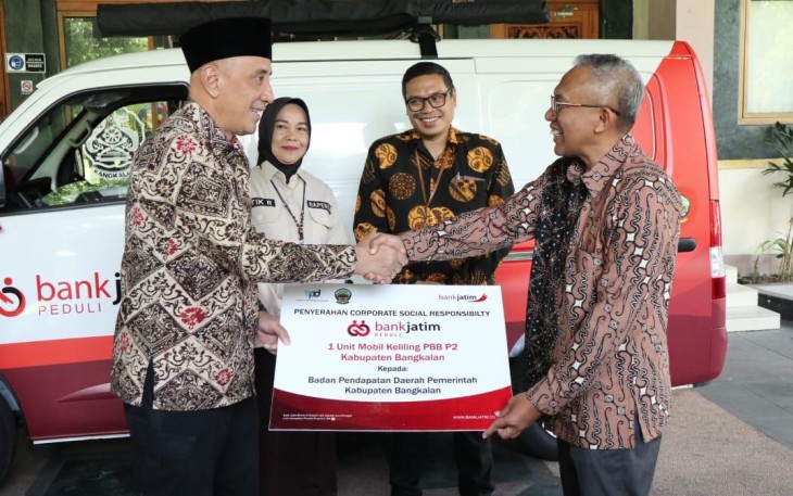 Penyerahan dilakukan secara simbolis oleh Direktur Manajemen Risiko Bank Jatim Eko Susetyono kepada Pj. Bupati Bangkalan Arief M Edie pada hari Kamis (22/2).