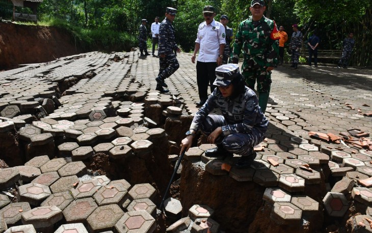 Pangkalan TNI Angkatan Laut (Lanal) Bandung menyerahkan bantuan sosial kepada korban bencana tanah bergerak di Kampung Cigombong, Desa Cibedug, Kec. Rongga, Kab. Bandung Barat, Rabu (06/03)