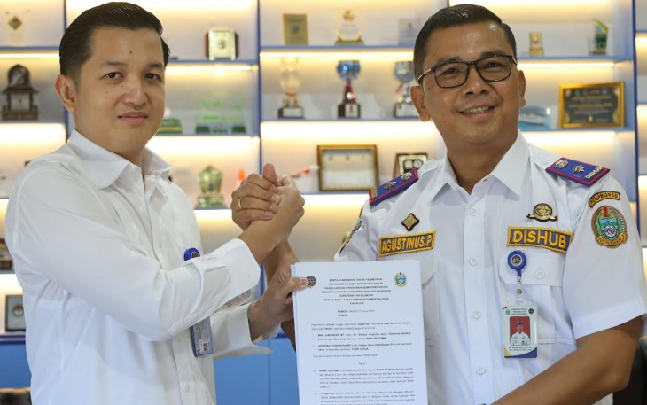 Plt Direktur Angkutan Jalan Kemenhub RI, Iman Sukandar, kepada Kadishub Sumut, dalam acara penandatanganan berita acara serah terima di ruang kerja Kadishub Sumut, Jalan Imam Bonjol, Medan, pada Kamis (5/9). 