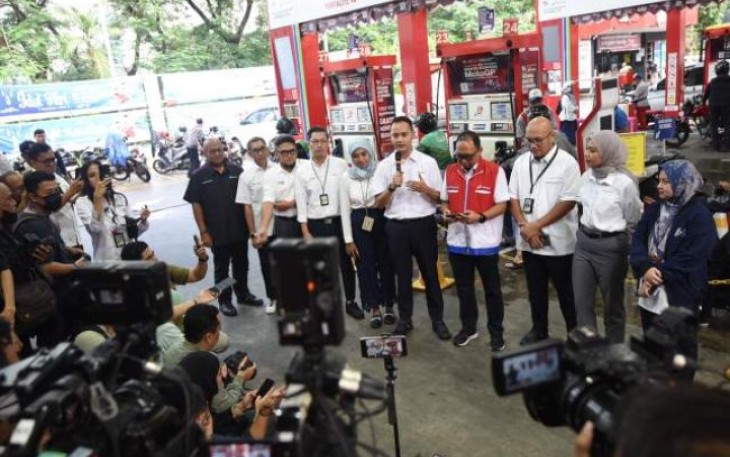 VP Corporate Communication PT Pertamina (Persero) Fadjar Djoko Santoso saat memberikan keterangan pers di Jakarta, Senin (1/4)