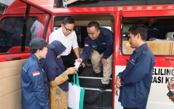 Wamendagri Bima Arya berikan pelayanan publik melalui mobil keliling di Solo, Sabtu (9/11)