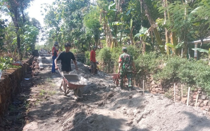 Babinsa Ploso Gotong Royong Kerja Bakti Pemavingan Jalan