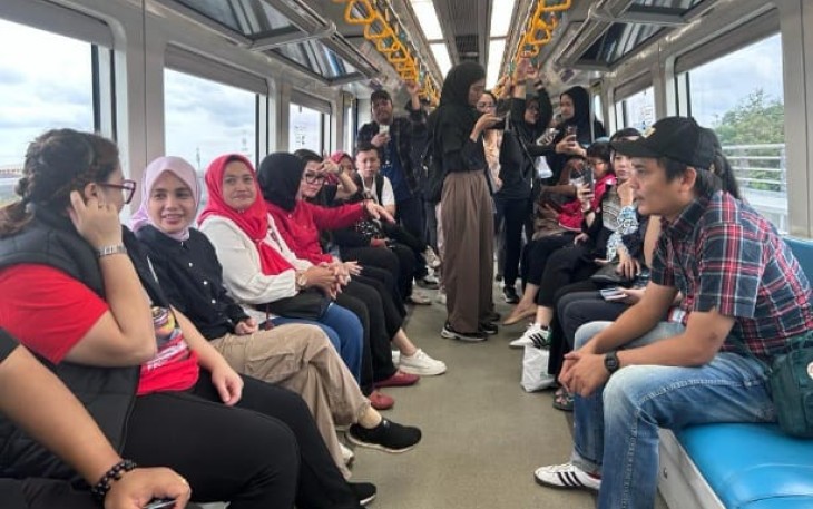 Atikoh saat Jajal LRT Palembang