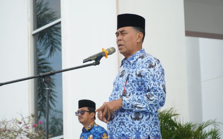 Bupati Natuna, Wan Siswandi saat memimpin apel 17 Hari Bulan dilingkungan Pemerintah Kabupaten (Pemkab) Natuna, di Halaman Kantor Bupati Natuna, Senin, 19 Februari 2024.