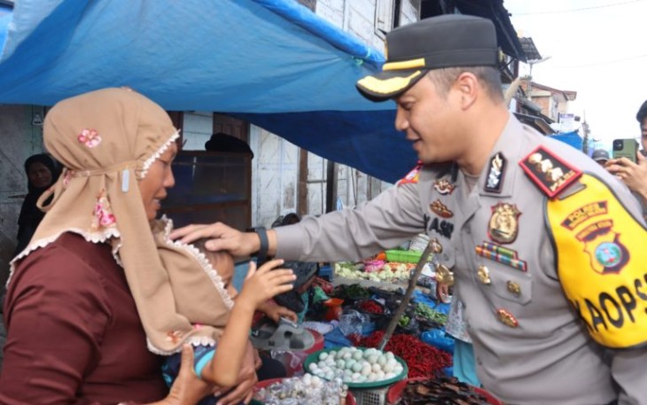 Kapolres Tapsel, AKBP Yasir Ahmadi, saat bercengkrama dan menyapa masyarakat di Pasar Tradisional.