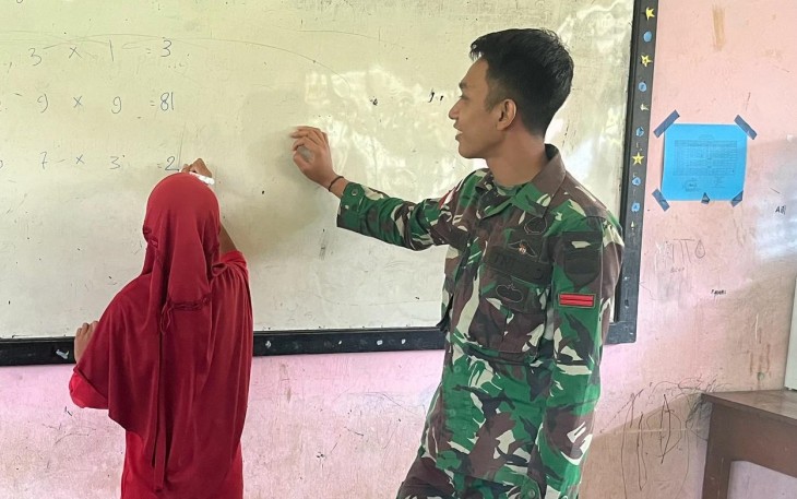 Satgas Yonif 122/TS saat Menjadi Tenaga Didik
