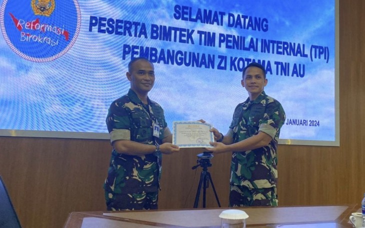 Perwakilan Koharmatau saat Terima Sertifikat Bimtek Tim Penilai Internal Pembangunan Zona Integritas TNI AU 2024